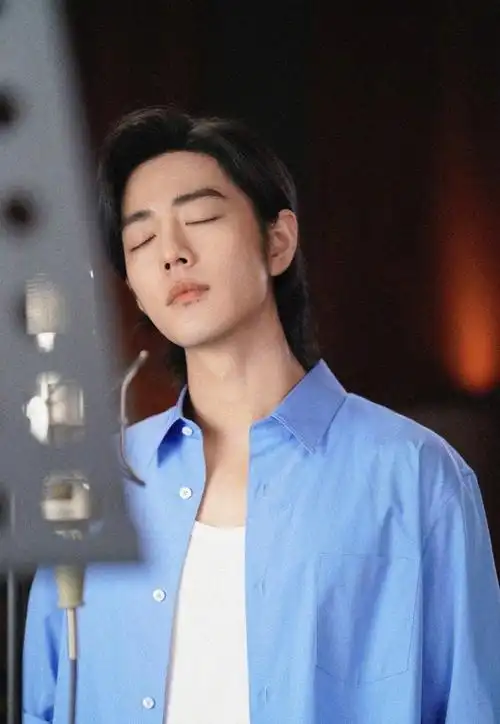 240118 肖战最新录音棚写真,蓝色衬衣下的温暖笑容治愈众人