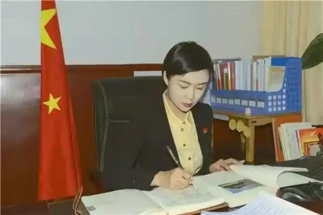 41岁新疆最美女干部火了颜值超高网友整整牙更完美