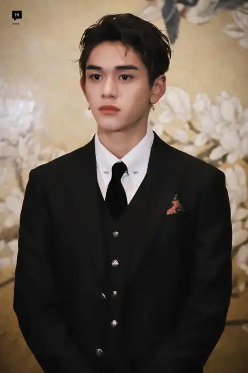 n向右旋转m向左旋转f查看大图k收起威神v   lucas黄旭熙   中泰混血港