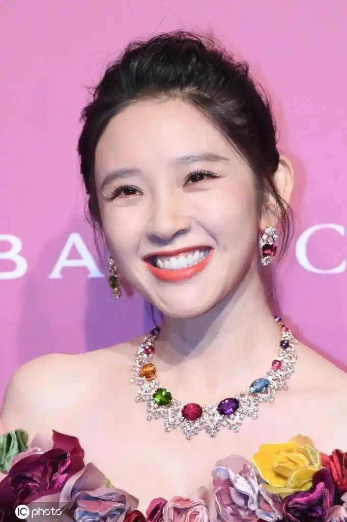 唐艺昕产后首次公开露面,一字肩黑裙尽显好身材