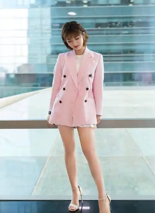 在女明星中她的身材很矮小,官方身高只有160cm,属于小个子,穿搭也经常