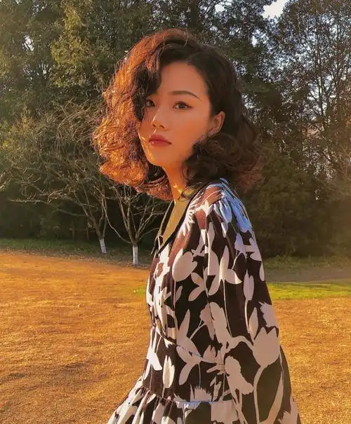 原创12月发型怎么选?洋气小卷锁骨发超短发16款,美出高颜值