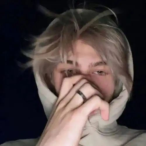 有点酷酷的头像