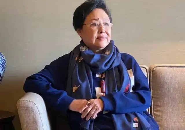 70岁女演员斯琴高娃好优雅穿长裙配绿丝巾举手投足美翻全场