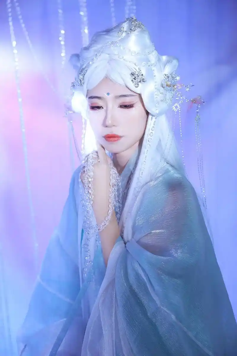 河水孕育而出的女神#摄影 #汉服  - 抖音