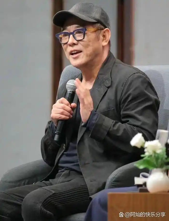 李连杰近况:岁月留下的不仅是皱纹,更是坚韧与执着 近期,一组李连杰的
