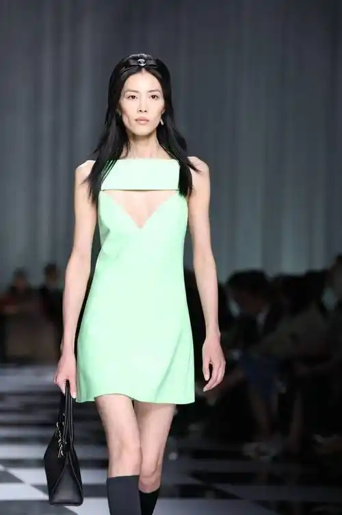 刘雯瘦到脸颊凹陷178身高体重只有90斤穿修身裙都撑不起来