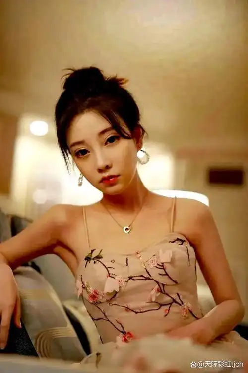 冯提莫,一位资深短视频创作者,从2014年开始在斗鱼直播平台开启她的