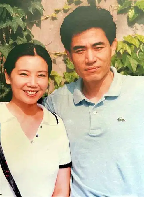 老戏骨陈宝国与妻子相爱47年零绯闻儿子一句话让他泪目