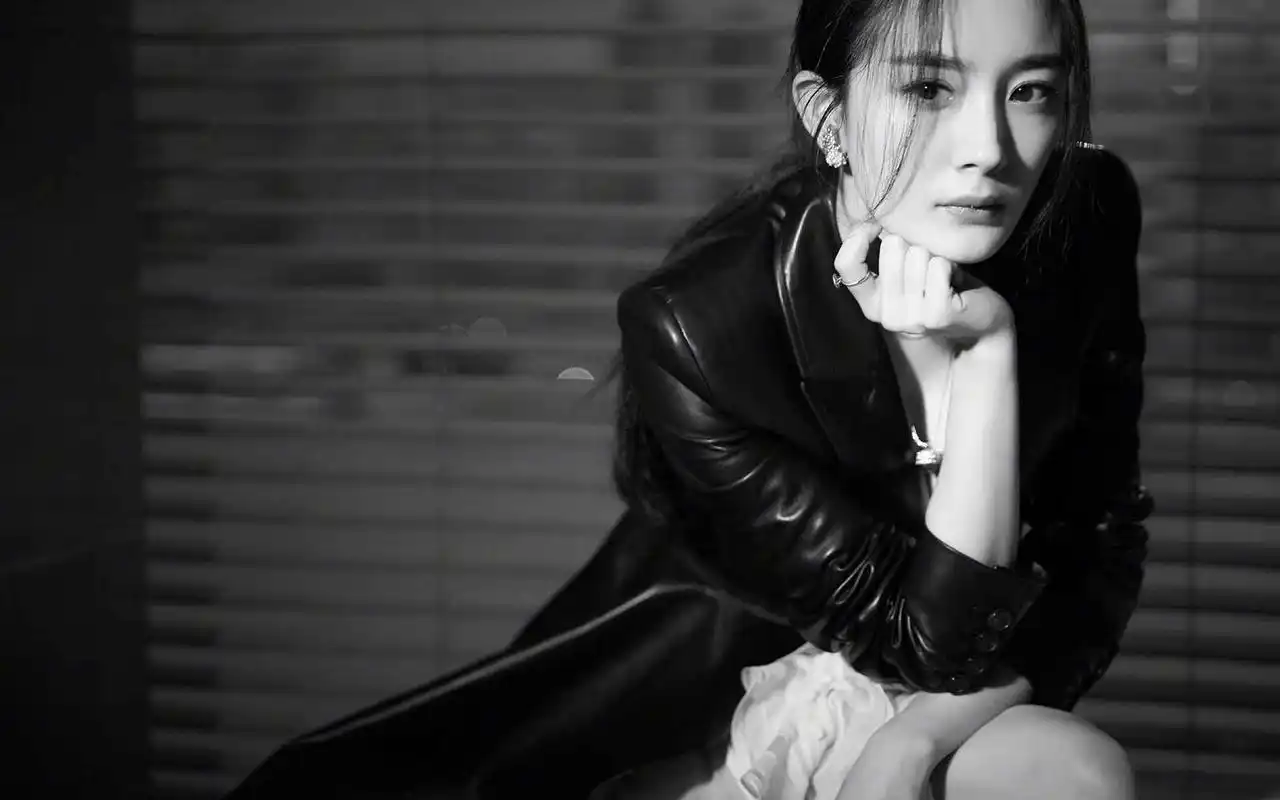 杨幂干练性感高清桌面壁纸