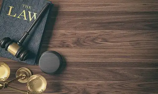 法律书籍上的低调过滤木法官木槌和顶视图木背景上的金色刻度,3d 渲染