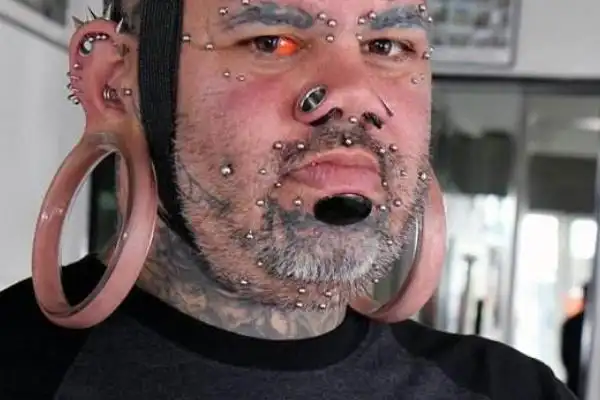 世界上最大的耳洞允许小臂自由穿过直径达11厘米