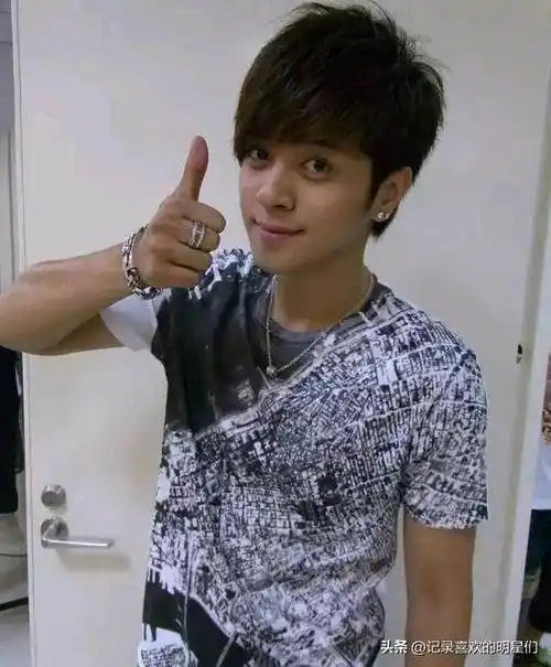 罗志祥展现了一种潮流和酷酷的气质.68又酷又帅,颜值爆表啊.