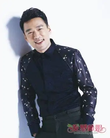 王耀庆的没有刘海短发设计星味十足的帅气发型打造3