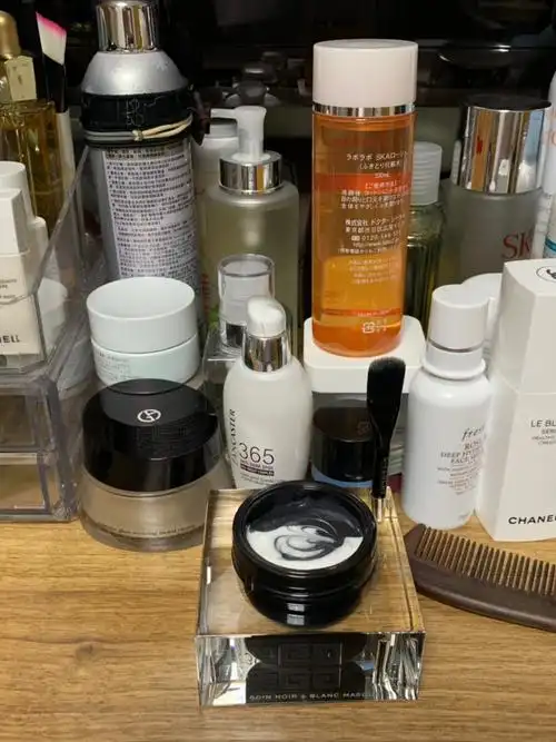 求教如何把这一桌子化妆品整理的明明白白