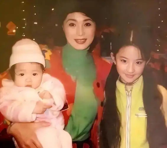 杨采钰:抢刘亦菲"大佬"陈金飞,嫁大30岁富豪,她到底为了啥