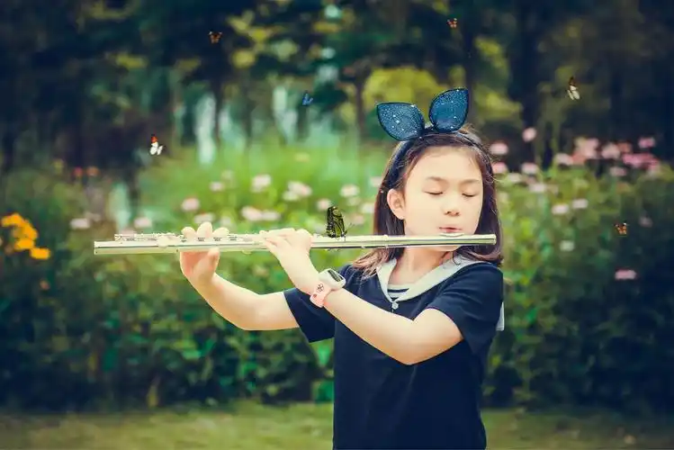 吹长笛的女孩 - 胡明 - 图虫