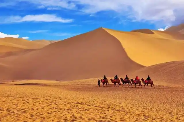 敦煌美景,远观山有色,近看水无声