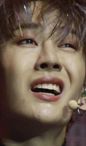 王一博最想删除的"黑照",皮肤暗沉表情失控,粉丝再不想叫男神