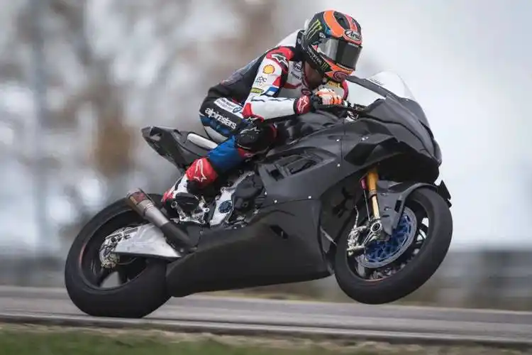 宝马摩托车赛车手驾驶新bmw m 1000 rr完成试驾,备战worldsbk!