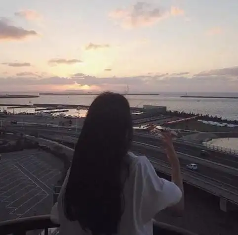 女生头像背影女头无人站你前面为你挡枪口就自己做英雄