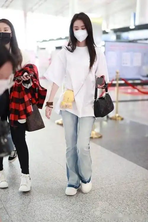 2022年4月20日,北京,袁冰妍现身机场.
