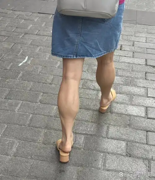 瞅瞅这位穿短裙的美女,那小腿的肌肉线条简直绝了!