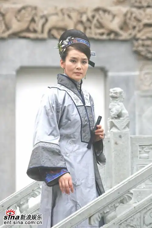 电视前沿 > 正文潘虹,王雨和林心如剧照 潘虹不着痕迹地将王雨的腰带