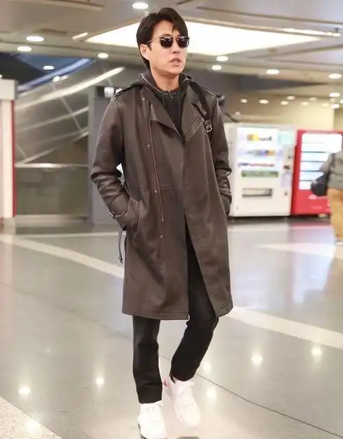 靳东亲身示范:穿西服,大衣不配皮鞋,帅气不油腻,适合中年男人