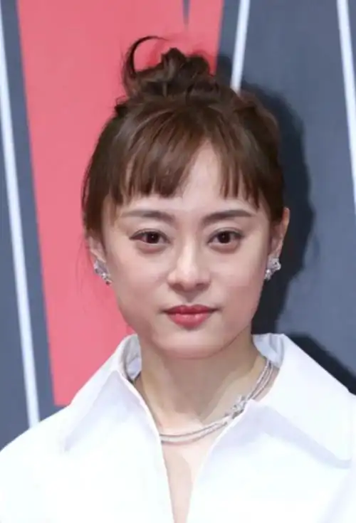 42岁孙俪长发披肩出席活动,脸蛋圆润胖了很多!穿长裙温柔又优雅