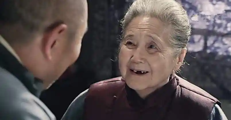 《情满四合院》中,年逾八旬的天津老演员鲁园饰演聋老太太一角,给观众