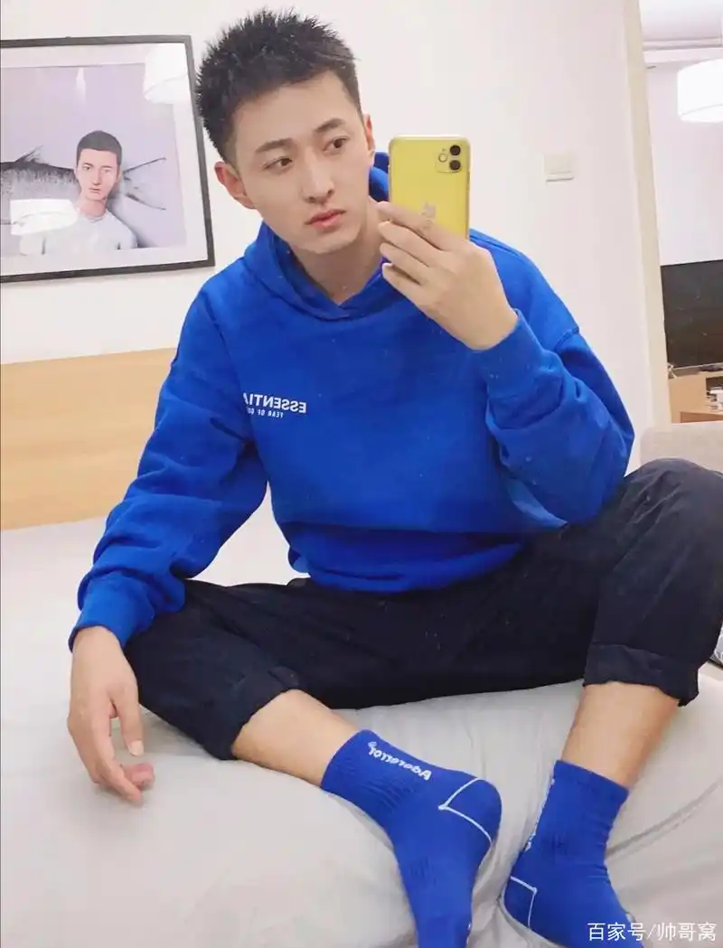 身高178,体重130的95后文艺男生,穿蓝色卫衣有型更显男人气质!