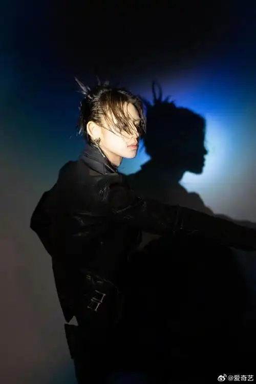 小鬼上海演唱会#@小鬼-王琳凯deadline上海演唱会造型释出,纯黑上系