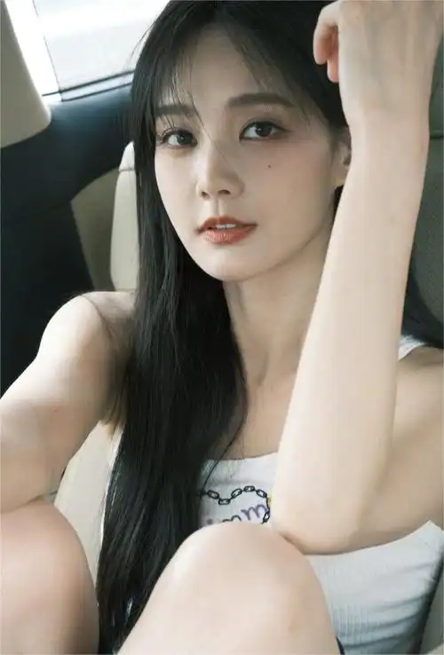 李一桐车内随拍氛围感拉满,白色背心俏皮又可爱,好甜啊姐姐!