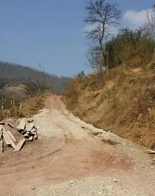 图过去青林村的泥巴路