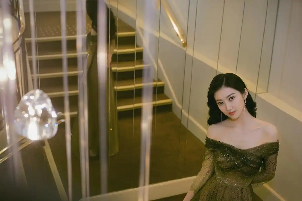 原创景甜拥有好身材真任性身穿墨绿色连衣裙搭配高跟鞋优雅又大气