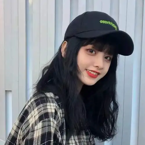可爱鸭舌帽女生头像