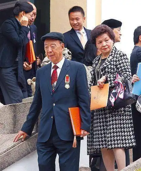 何鸿燊诞生,不是何超琼,坐拥千亿的他一年到头住酒店不回家_吕志和