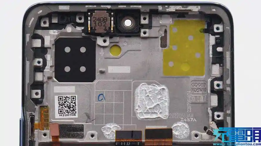 看完了华为这款手机的开箱,下面就进行拆解,看看手机内部的设计和用料