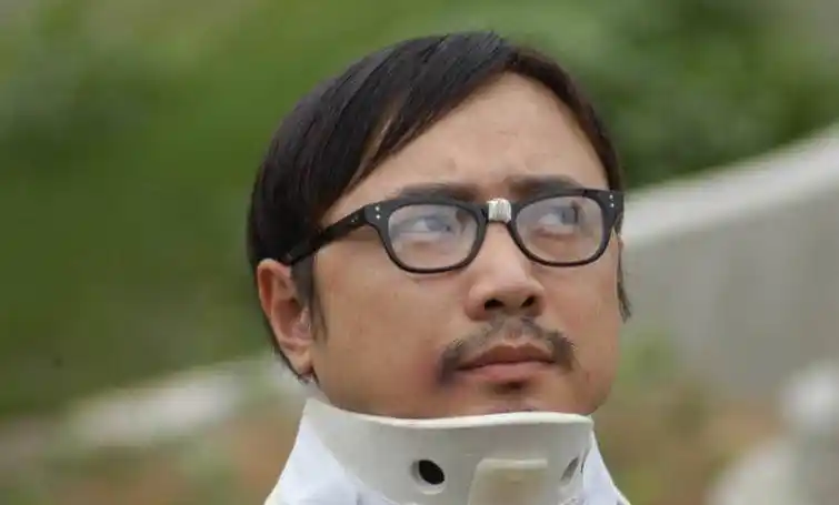 为了给自己找一条出路,也为延续当年参演《疯狂的石头》的冲劲,徐铮