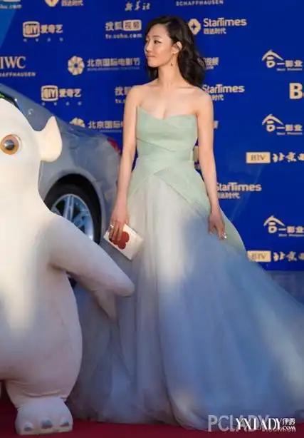 白百何秀梦幻蓝纱礼服 百合瓣抹胸吸睛很有料