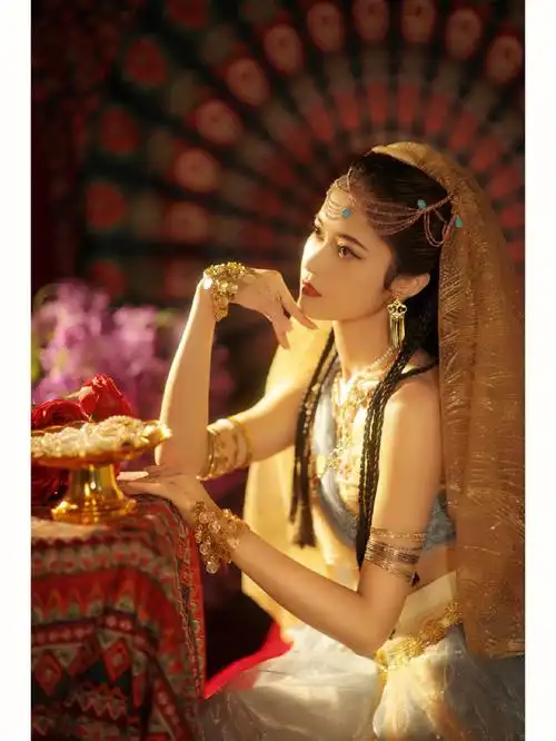 像不像小说里的西域公主呢?