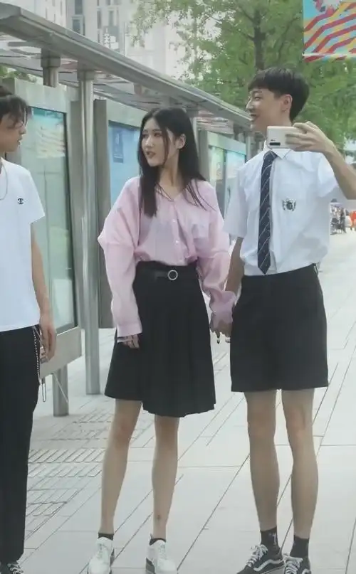 女孩子穿的裙子很新颖别致,有设计感,而男孩子穿的短裤则宽松而又帅气