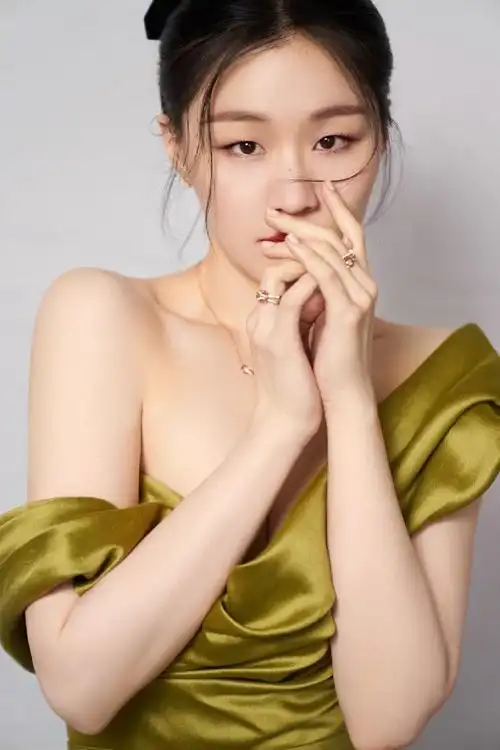 金靖踩到裙子的表情##金靖瘦了##国产礼服