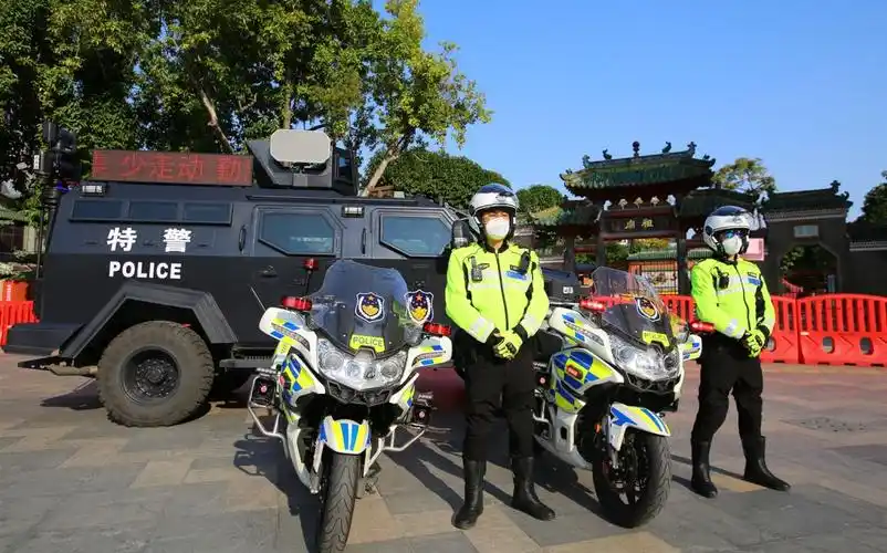 特警战车巡逻铁骑走街窜巷秒变防疫宣传车