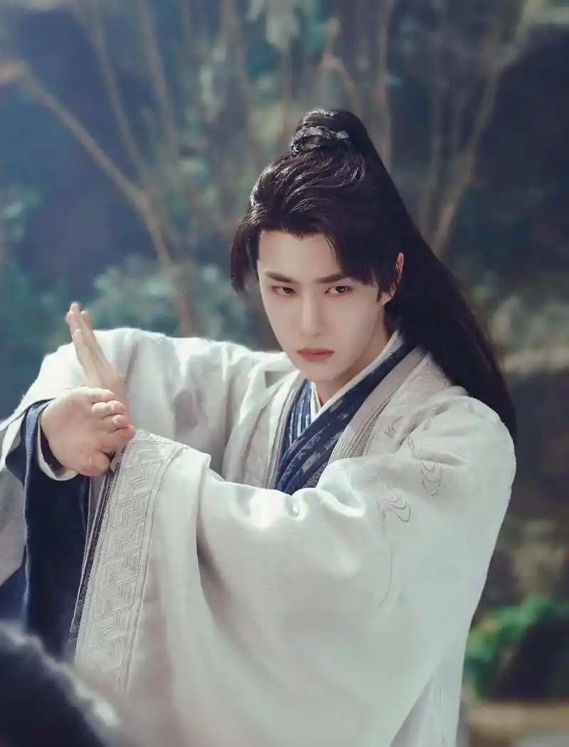 王一博《有翡》表现惊艳,千岁忧成亮点 最近看了王一博主演的电视剧