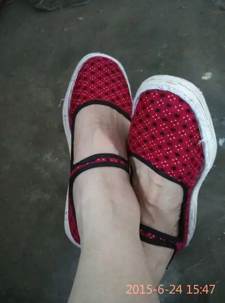 发几张男士穿条绒一带女布鞋的照片