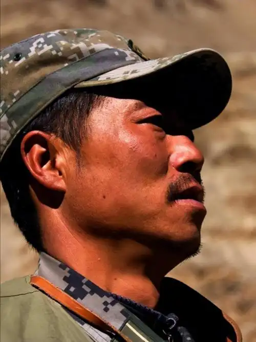 某军区17位军官被授予"两杠四星",寻找英雄团长祁发宝的身影