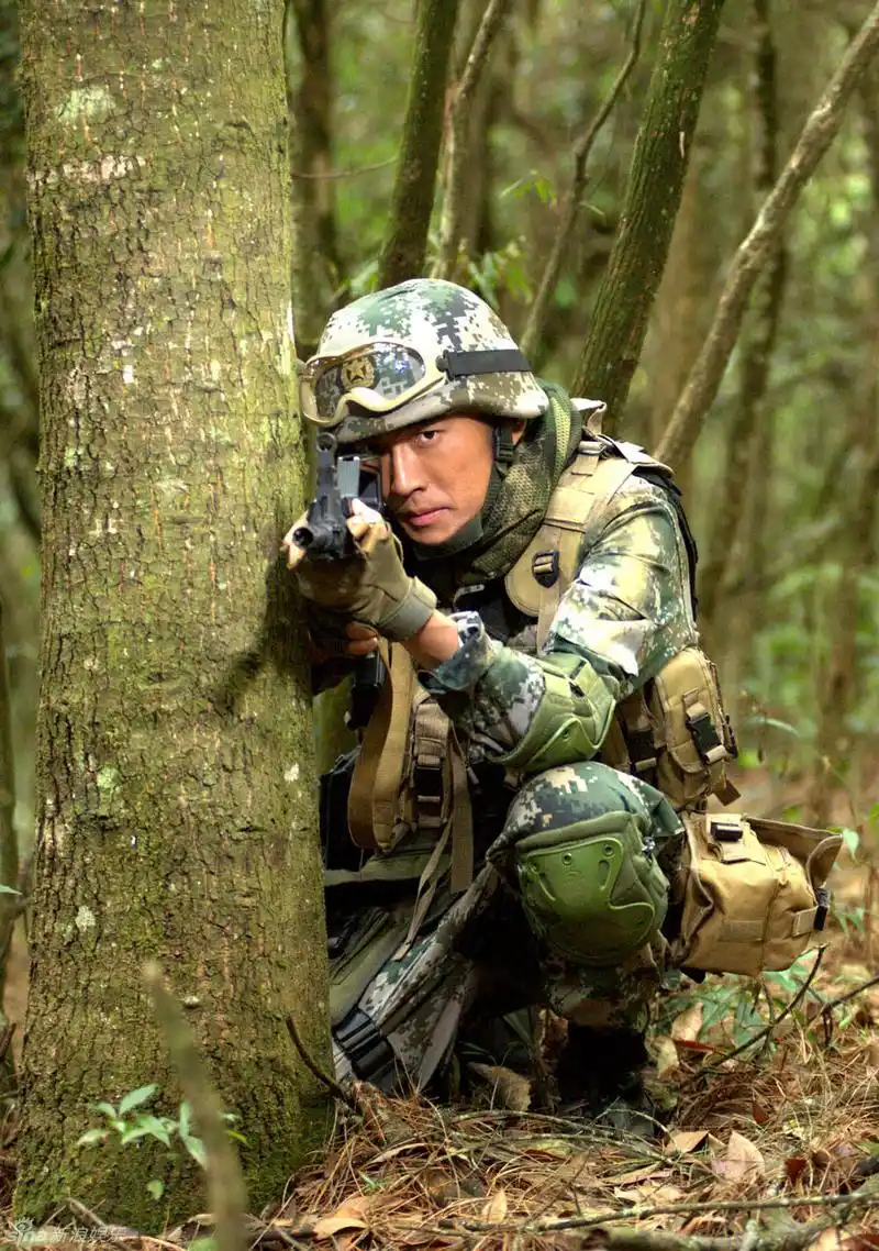 新浪娱乐讯 张博在电视剧《战雷》饰演的高等由一个混不吝的新兵蛋子