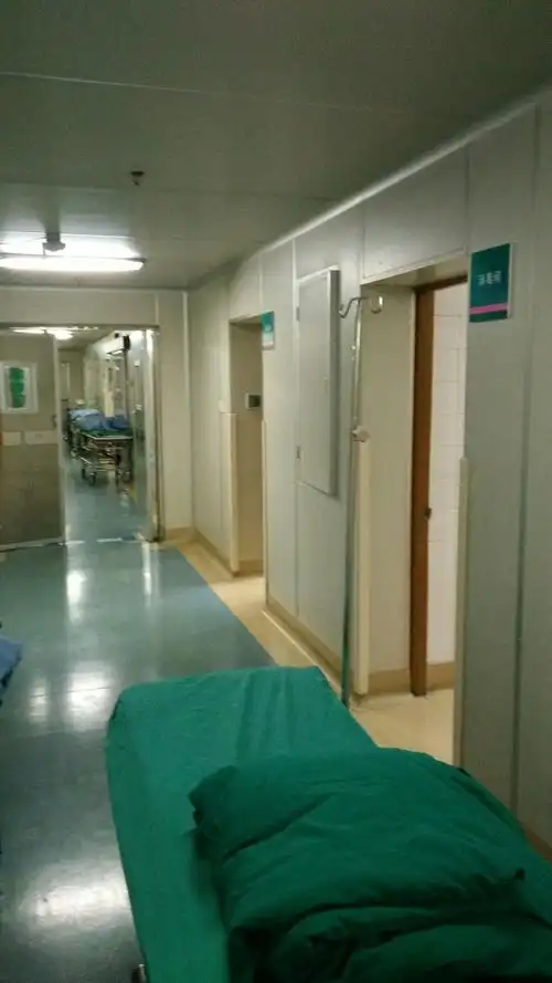 术后将患者送往重症监护中心,行进一步治疗